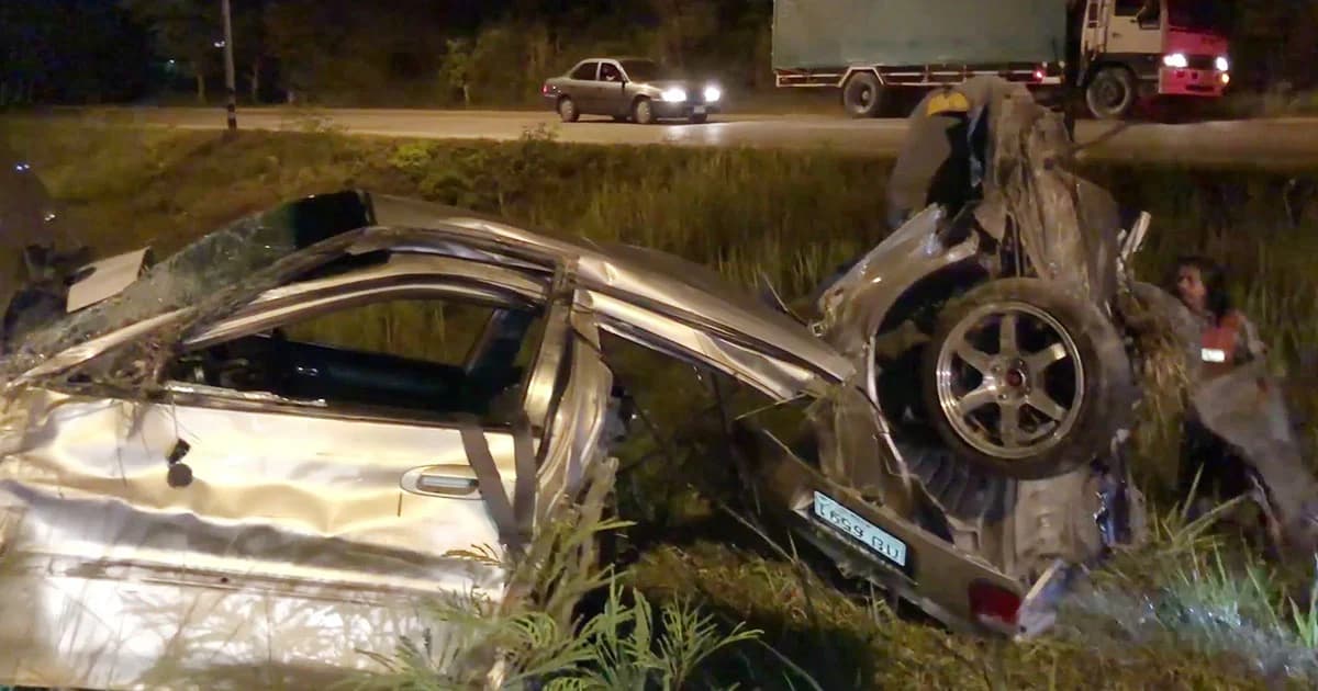 ไล่ล่า ! เก๋งซิ่งแหกด่าน ก่อนชนเสาไฟยับ รถขาด 2 ท่อน