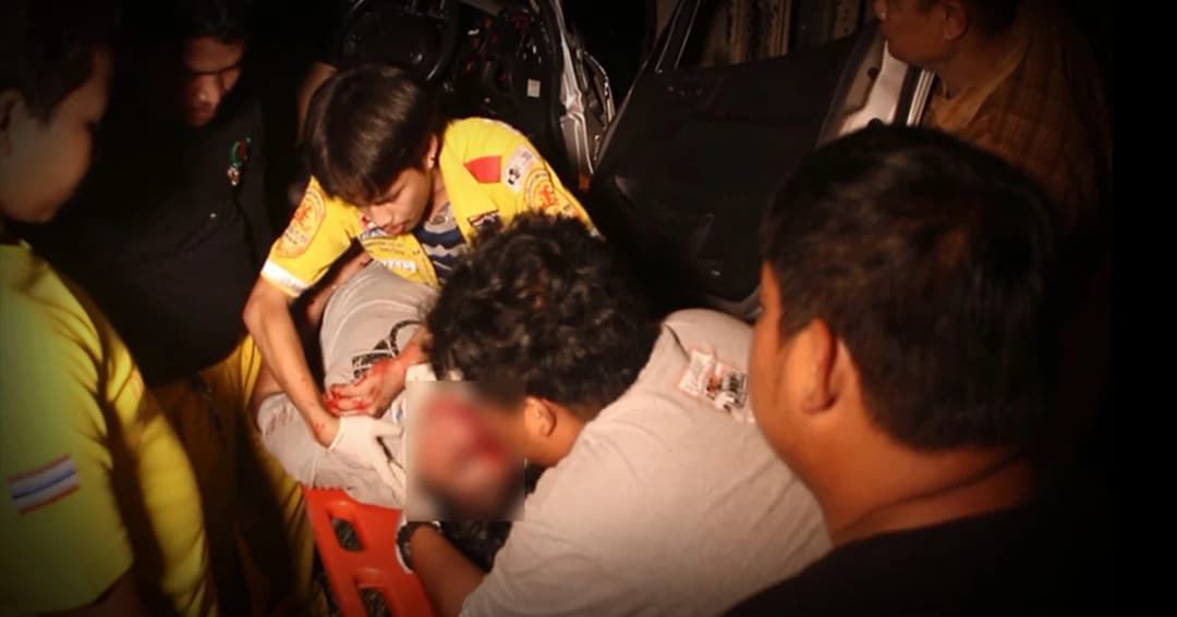 กู้ภัยเร่งช่วย ! รถตู้รับส่งพนักงานเสียหลักชนท้ายหกล้อเก็บขยะ คนขับเจ็บสาหัส