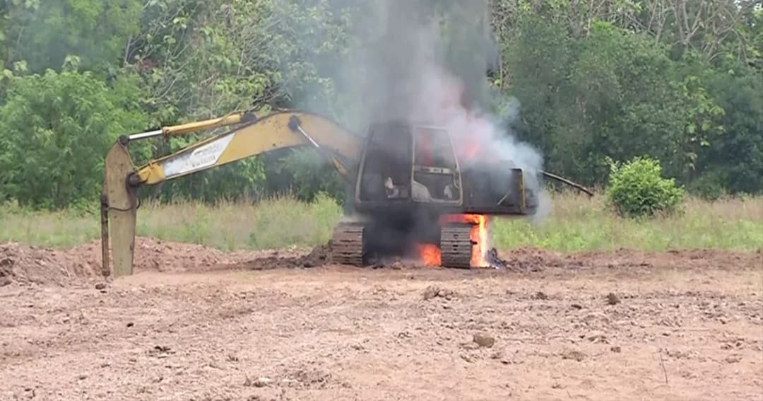 ระทึก ! ไฟลุกไหม้รถแบคโฮวอดทั้งคัน คนขับรอดตายหวุดหวิด