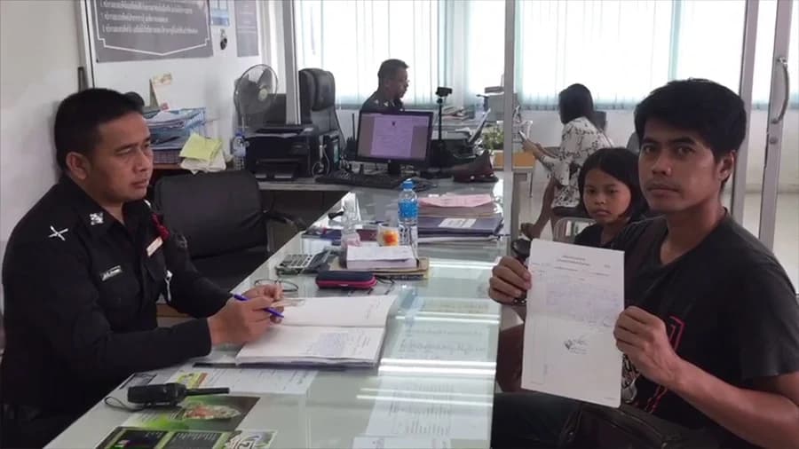 ชื่นชม ! สองพ่อลูกเก็บเงินได้ ส่งตำรวจตามหาเจ้าของ