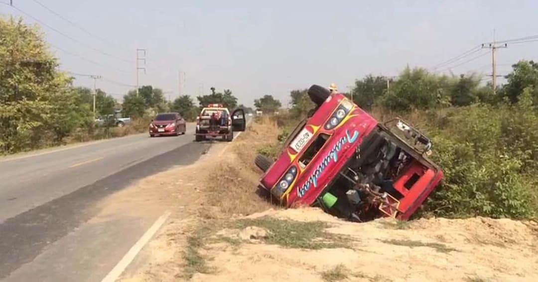 บัสหมอลำพลิกคว่ำตกข้างทาง เจ็บรวด 30 !