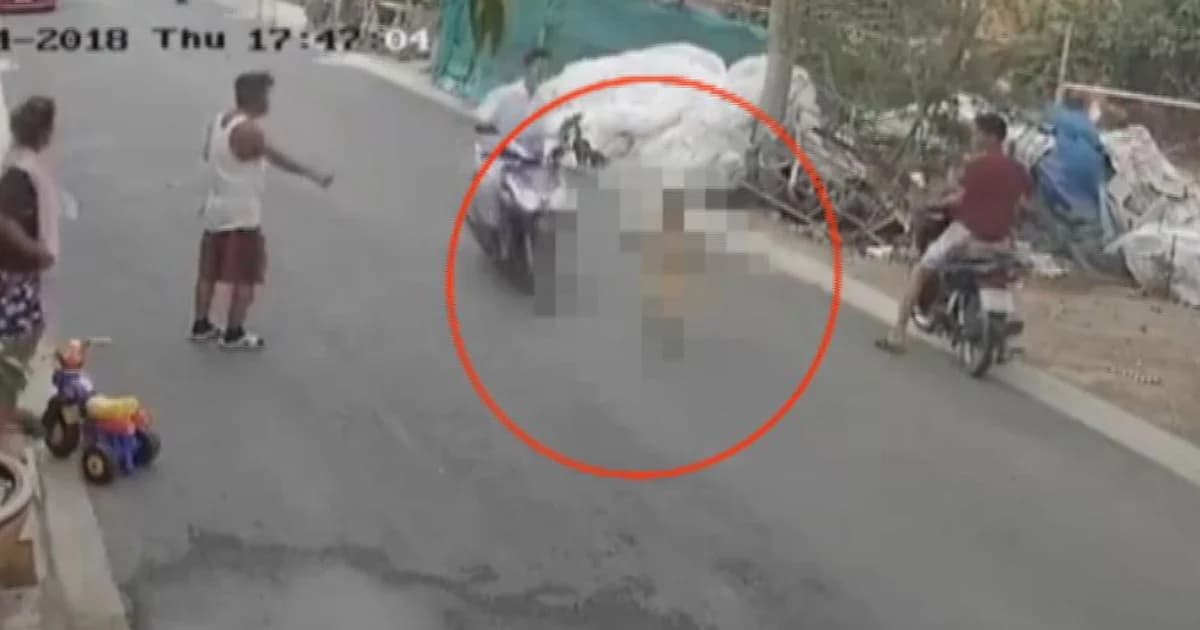 ตกลงใครผิด ? เด็กวิ่งในหมู่บ้าน โดน จยย.ชนกระเด็น