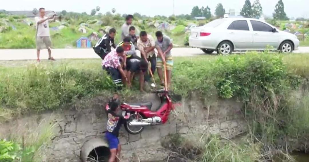 ลักรถ จยย.ทิ้งสระน้ำ ถูกถอดอะไหล่เกลี้ยง