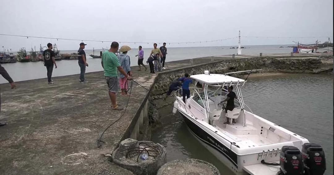 พายุซัดเรืออับปาง 9 ชีวิตลอยคอกว่า 2 ชม. จ.ตราดพร้อม ช่วยไว้ได้ทัน