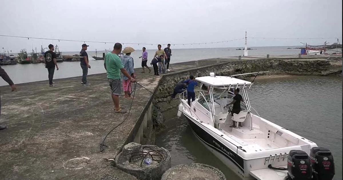 พายุซัดเรืออับปาง 9 ชีวิตลอยคอกว่า 2 ชม. จ.ตราดพร้อม ช่วยไว้ได้ทัน