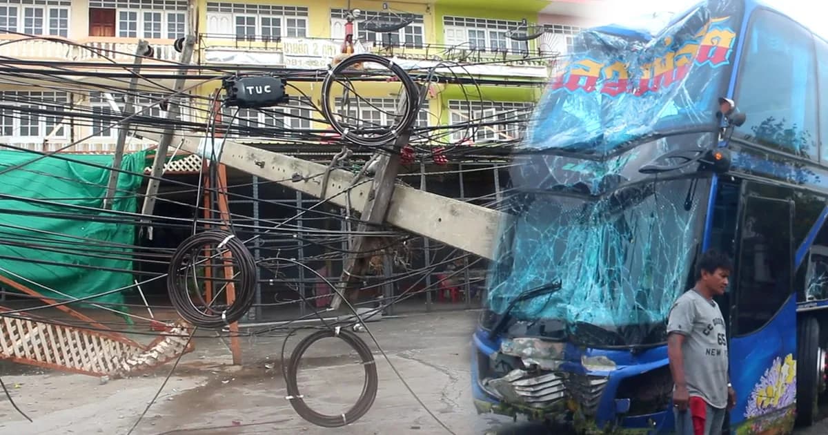 รถบัสหักหลบคนเดินข้ามถนน เสียหลักชนเสาไฟตกข้างทาง เสียหายกว่าครึ่งล้าน