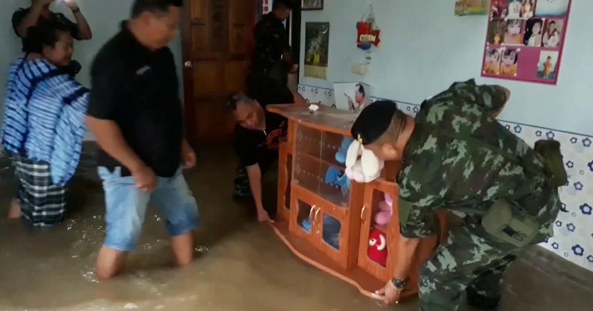 ชาวประจวบฯ ร้องตรวจสอบถนน 10 ล้านบาท หลังผู้รับเหมาชุ่ย ทำถนนปิดท่อระบายน้ำ