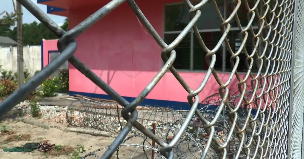 นักโทษหลบหนีเรือนจำที่นราธิวาสมอบตัวแล้ว 2 เร่งตามตัวอีก 14