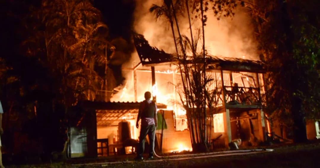 หนีตาย ! ไฟไหม้กุฏิวัดเมืองยะลา เร่งช่วยพระติดภายใน