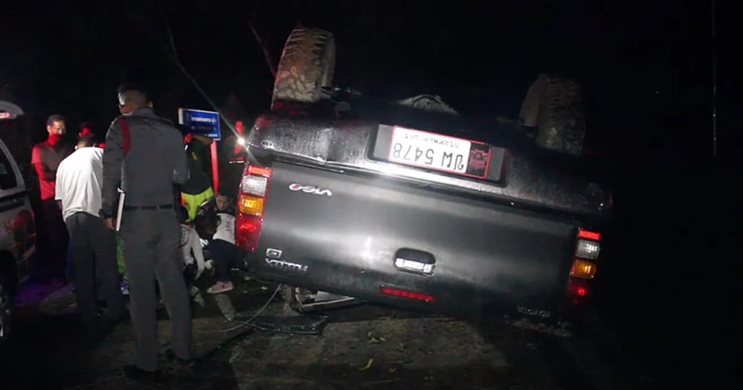 ตำรวจควบกระบะแหกโค้งพลิกคว่ำดับ คาดฝนตกถนนลื่น