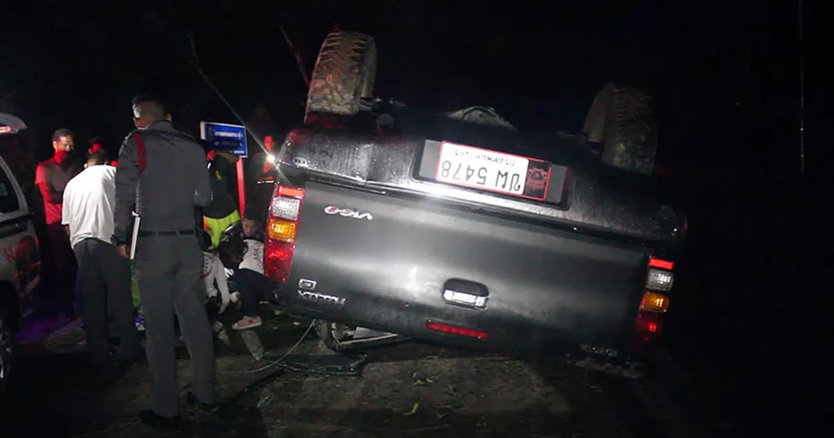 ตำรวจควบกระบะแหกโค้งพลิกคว่ำดับ คาดฝนตกถนนลื่น