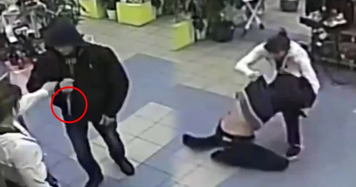 คิดผิดไปหน่อย ! คนร้ายควักมีดขู่สาว เคยฝึกมวย MMA มาก่อน