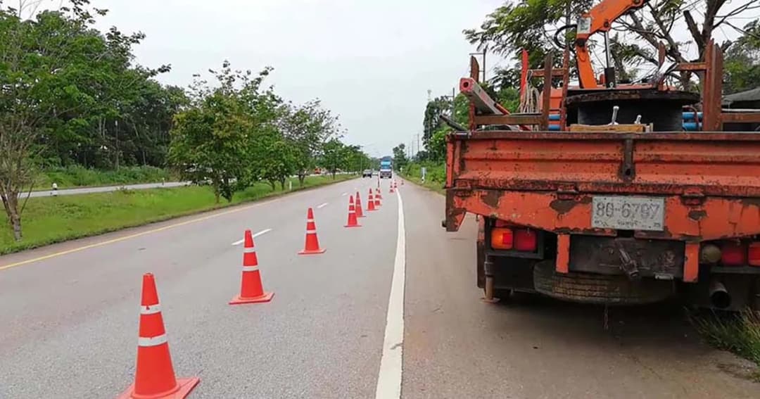 พายุซัดกิ่งไม้ใหญ่ทับสายไฟขาด สองตำบลในขลุง มืด