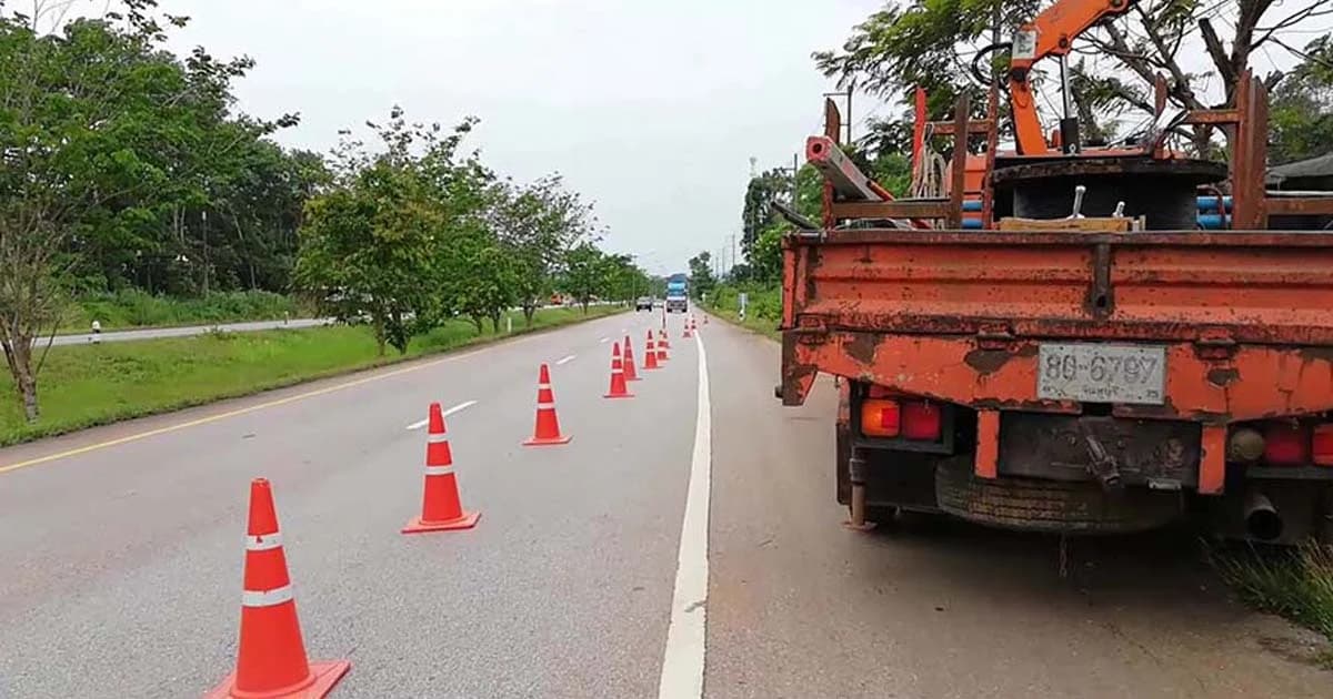 พายุซัดกิ่งไม้ใหญ่ทับสายไฟขาด สองตำบลในขลุง มืด