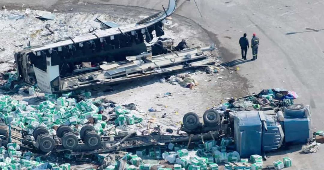 รถบัสนักฮอกกี้ประสานงารถบรรทุก ดับ 14 ศพ