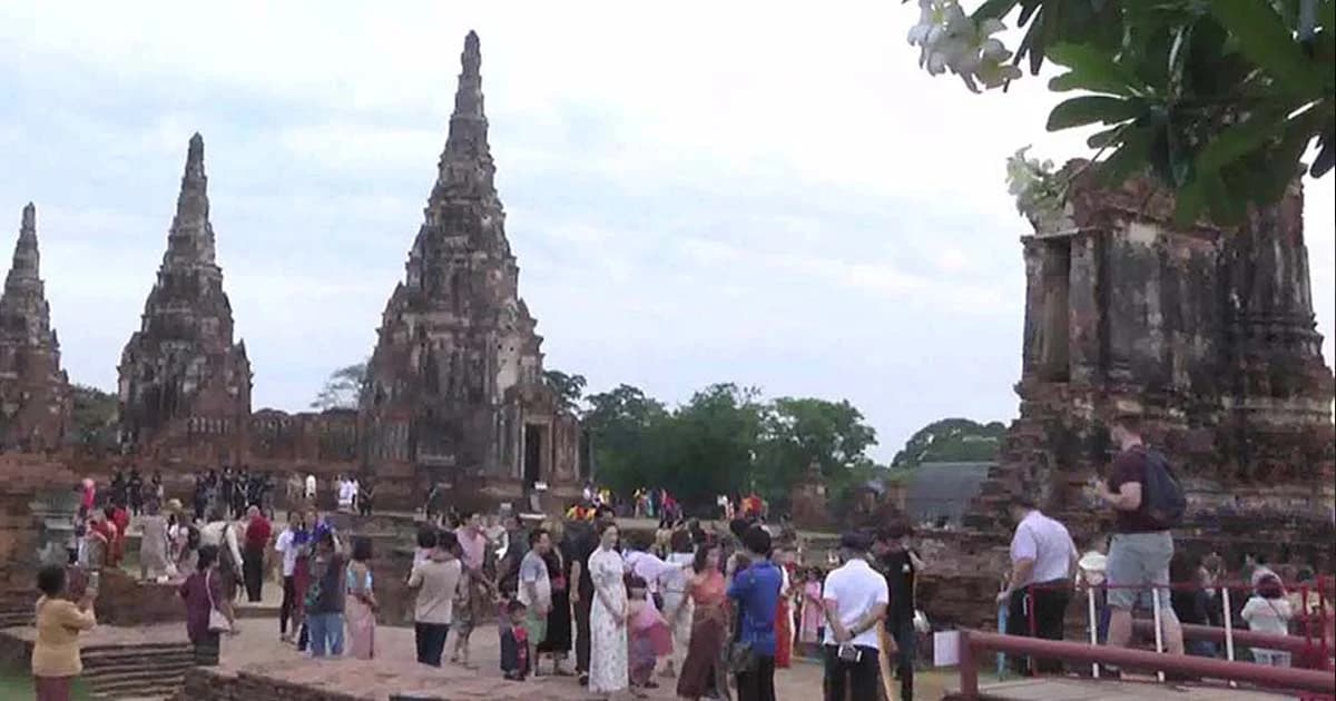 ยังแห่ใส่ชุดไทยถ่ายภาพวัดไชยวัฒนาราม หลังเปิดถึง 4 ทุ่ม