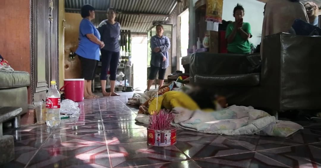 สลด! หนุ่มวัย 27 ดื่มเหล้าจัด สุดท้ายน็อกดับคาอ้อมกอดแม่