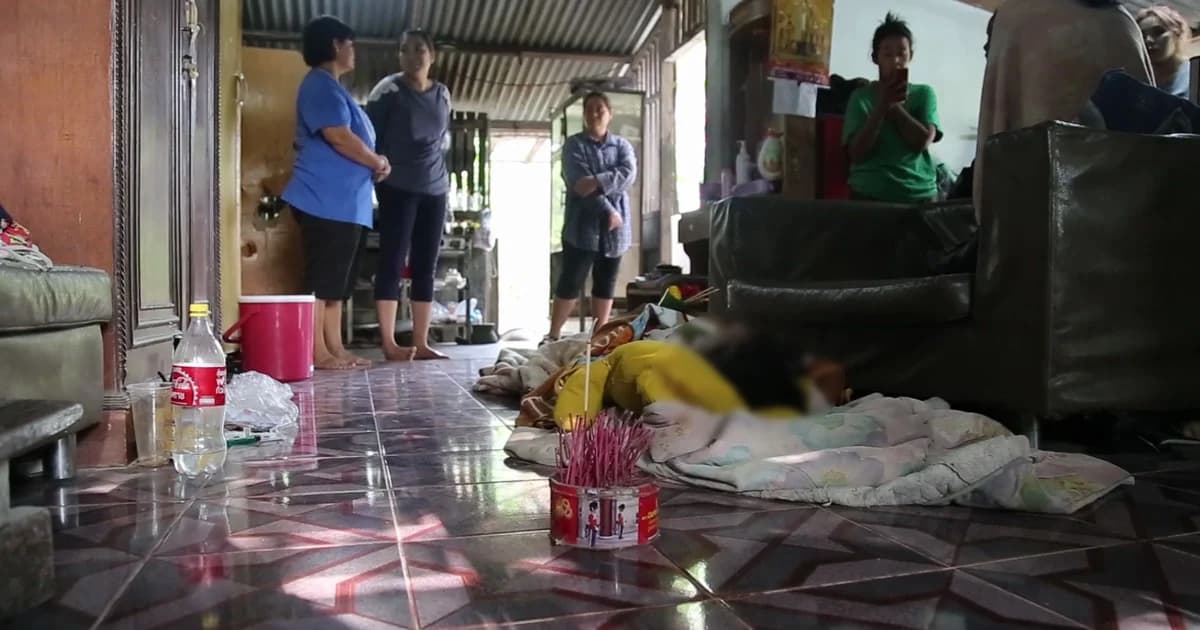 สลด! หนุ่มวัย 27 ดื่มเหล้าจัด สุดท้ายน็อกดับคาอ้อมกอดแม่