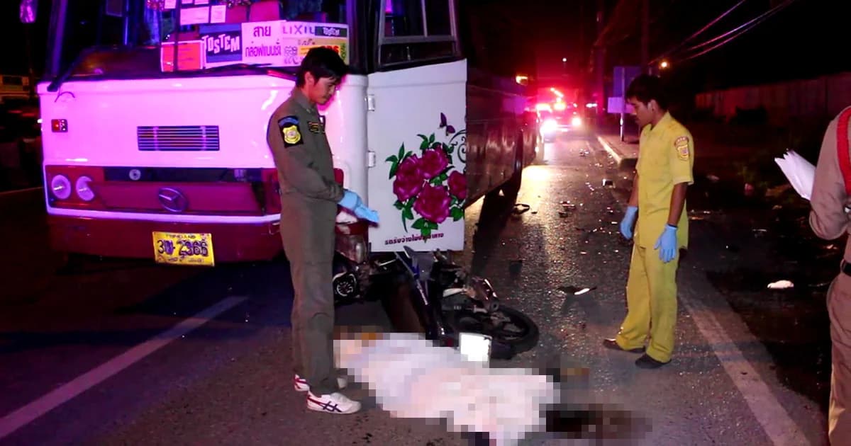 หนุ่มขี่ จยย. ซิ่งย้อนศร พุ่งชนรถบัสดับคาที่