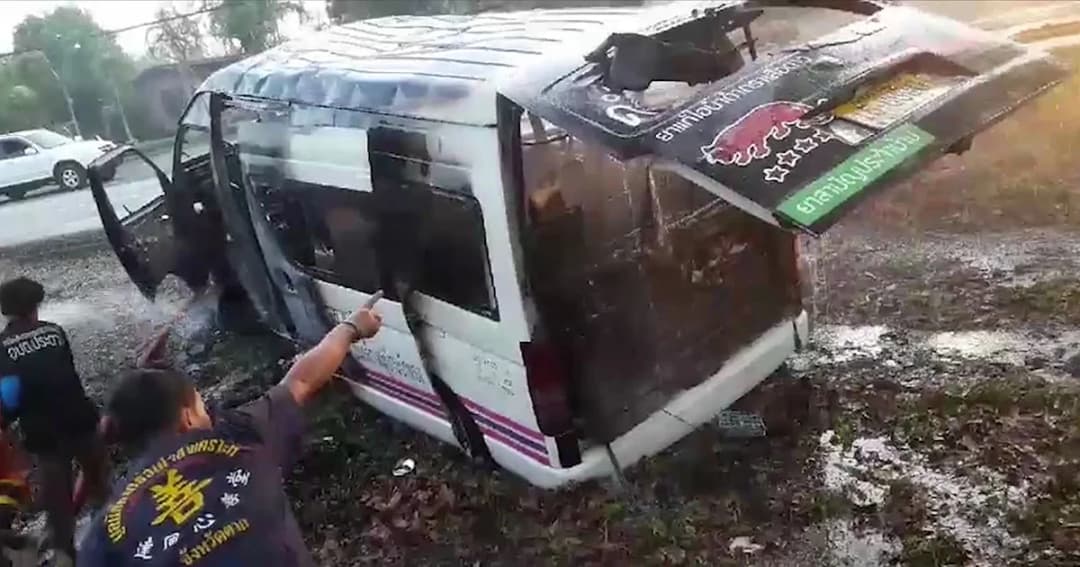 หวิดดับหมู่ ! รถตู้ขนแรงงาน พุ่งตกกลางถนน ไฟลุกท่วมทั้งคัน