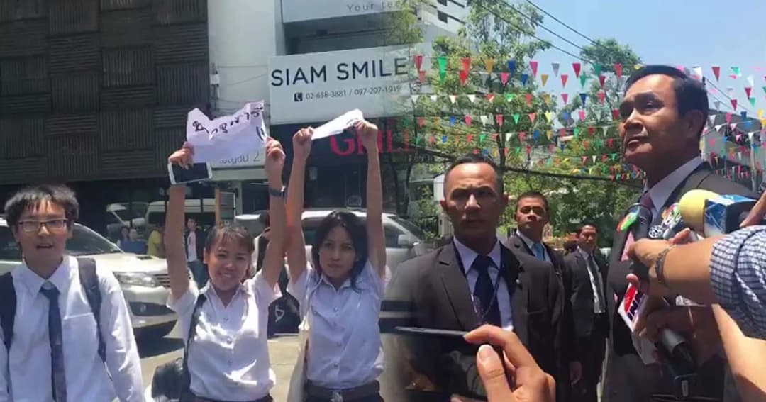 นิสิตถือป้าย “ชาวจุฬาฯ รัก (เผด็จการ)” รับ นายกฯ  ข่มอารมณ์บอก เยี่ยม, เก่งมาก