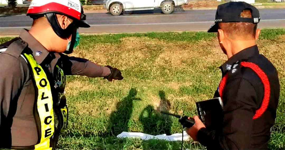 พบศพชายนิรนาม สักคำว่า “นักรบ” เสียชีวิตในร่องกลางถนน