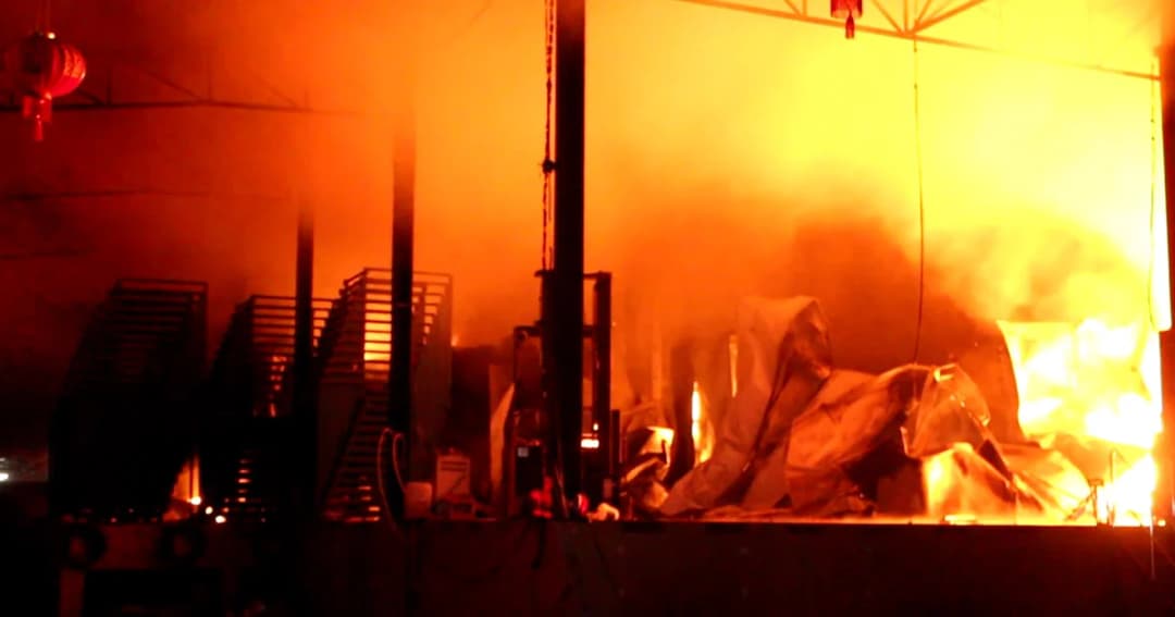 ไฟไหม้ห้องเย็นปทุมธานี เสียหายหลายสิบล้านบาท