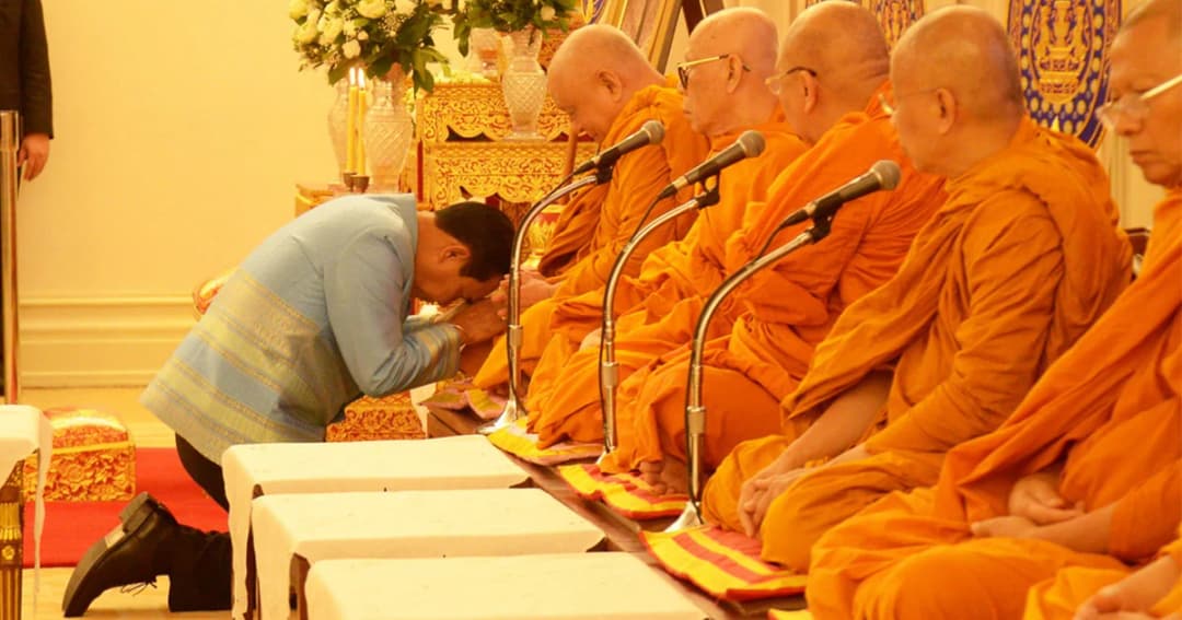 นายกฯ นำ ครม. ตักบาตร-รดน้ำขอพรวันสงกรานต์