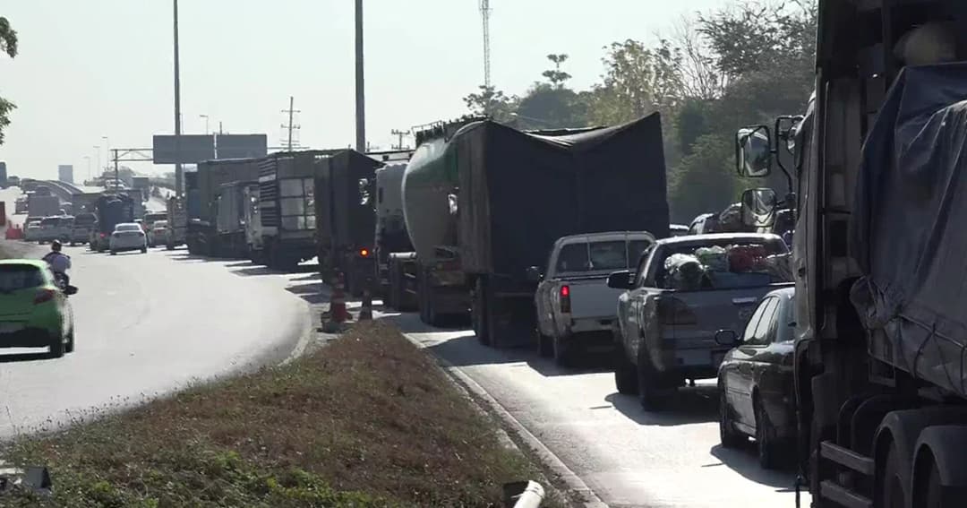 ถ.มิตรภาพ รถติดแน่นทยอยกลับอีสานก่อนสงกรานต์