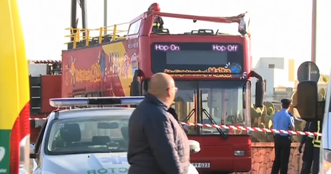 บัสสองชั้นในมอลตา ชนต้นไม้ ดับ 2 เจ็บ 50