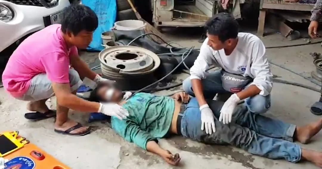 หนุ่มเคราะห์ร้ายเติมลมยางล้อรถบรรทุกแต่เกิดระเบิด เจ็บหนัก