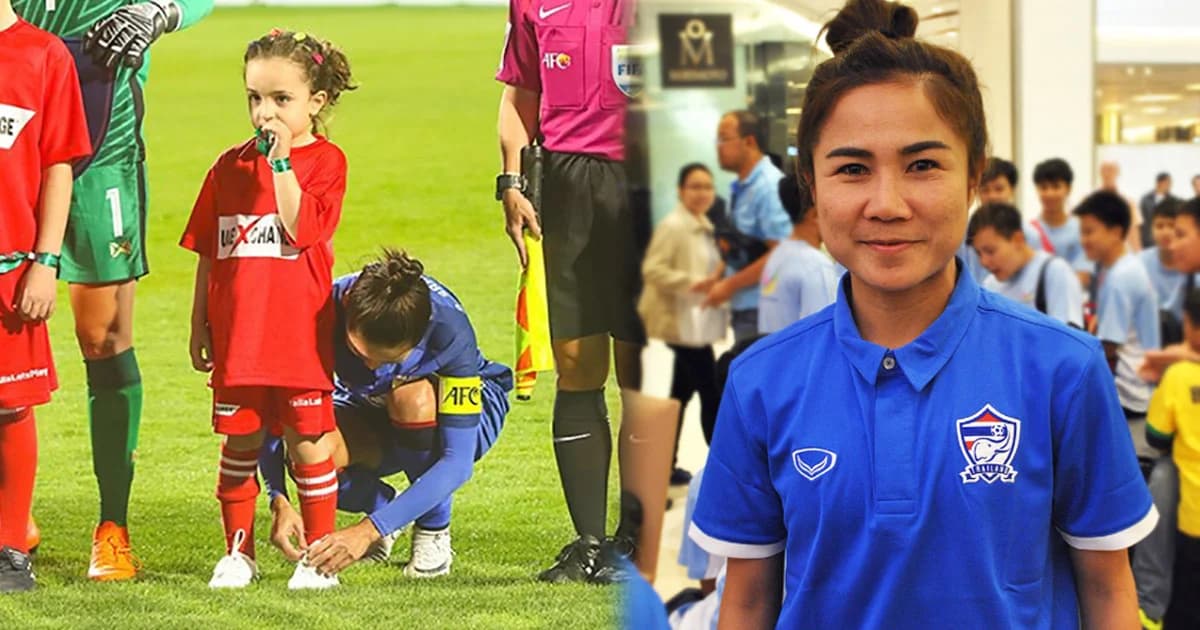 น่ารัก ! สื่อนอกเผยภาพกัปตันชบาแก้ว ผูกเชือกรองเท้าให้หนูน้อย