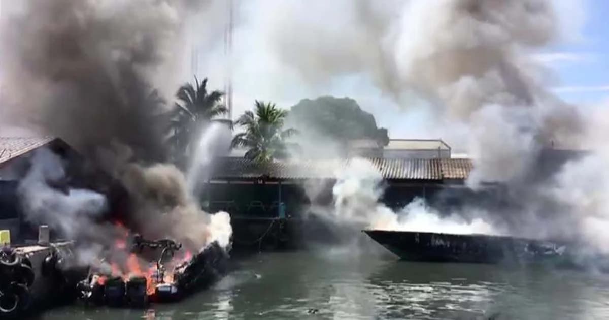 ระทึก ! เรือสปีดโบ๊ททัวร์เกาะสิมิลันขัดข้อง ลุกไหม้ 2 ลำ