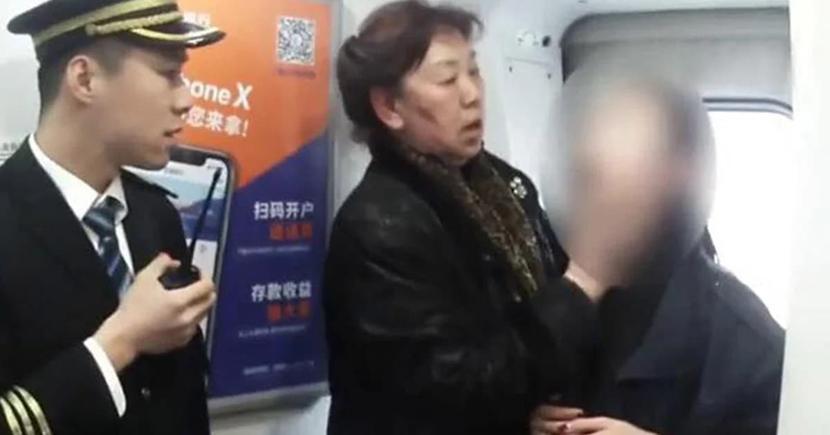 สาวจีนหาวแล้วกรามค้างบนรถไฟ จนท.เร่งหาแพทย์เข้าช่วยจนปลอดภัย