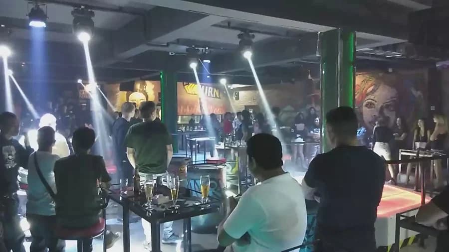 จับ “ดีเจกาโต่ย” ฉี่ม่วง ขณะเปิดเพลงในผับย่านพัทยา