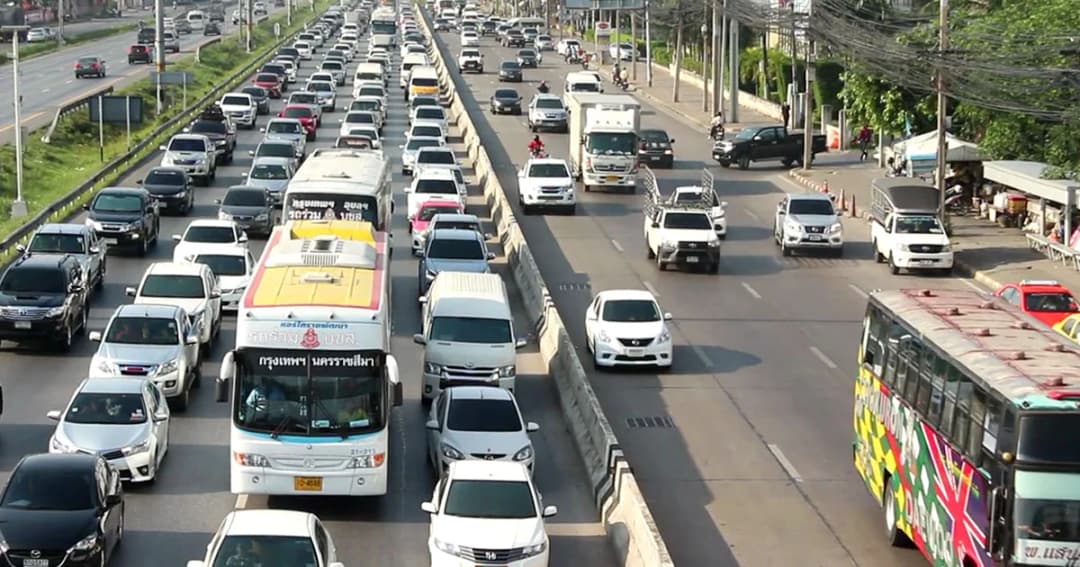 ถ.พหลโยธิน ช่วงปทุมฯ เริ่มมีรถเต็มพื้นที่-เร่งระบาย