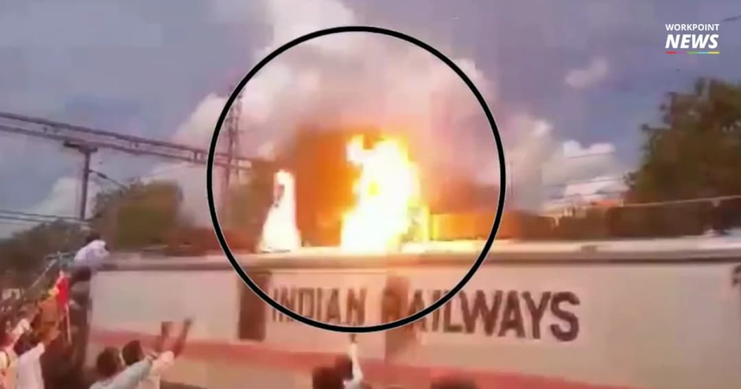 หนุ่มอินเดียปีนรถไฟประท้วง โดนสายไฟแรงสูงช็อตไฟลุกท่วม (คลิป)