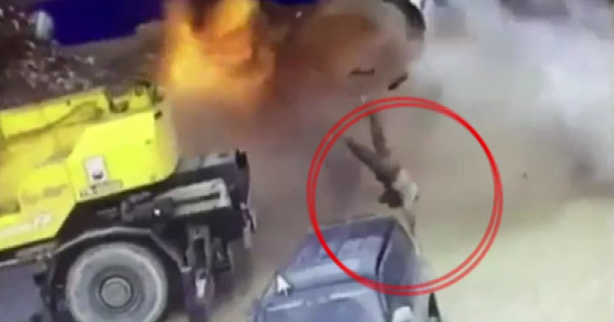 คนงานรัสเซียตัดแทงค์น้ำมัน ระเบิดอัดร่างปลิวดับคาที่ (คลิป)