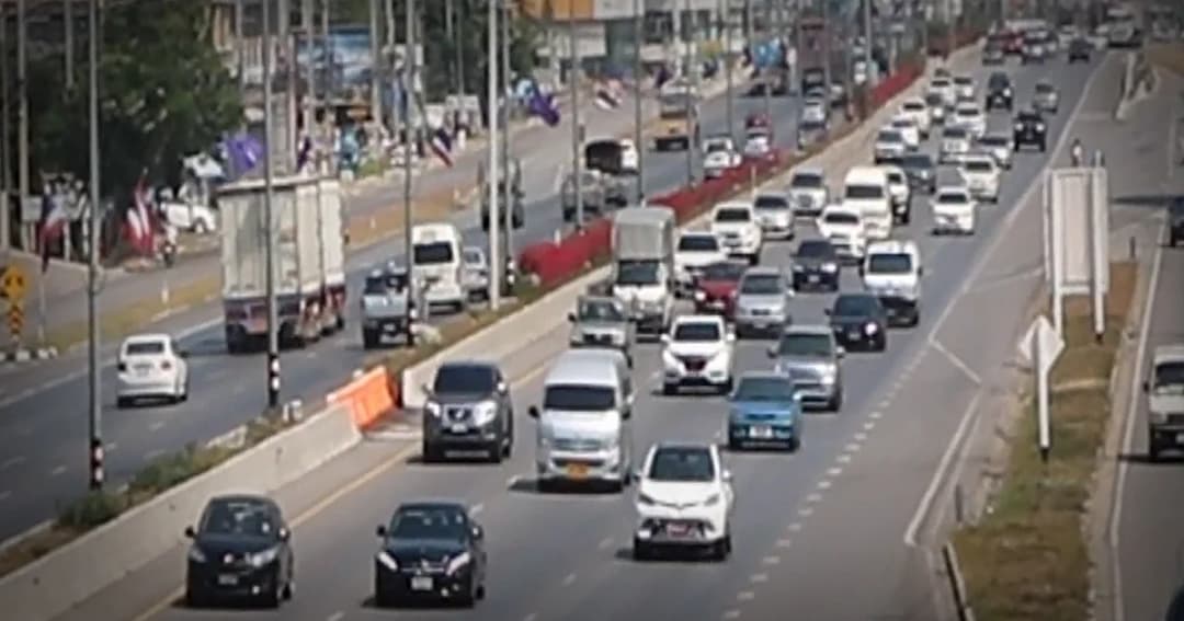 หยุดวันแรก ! การจราจรบนถนนเพชรเกษมเริ่มหนาแน่น