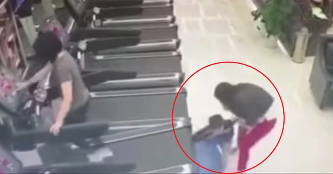 อุทาหรณ์ผู้ปกครอง ! เด็กน้อยถูกลู่วิ่งดูดร่างสุดหวาดเสียว (คลิป)