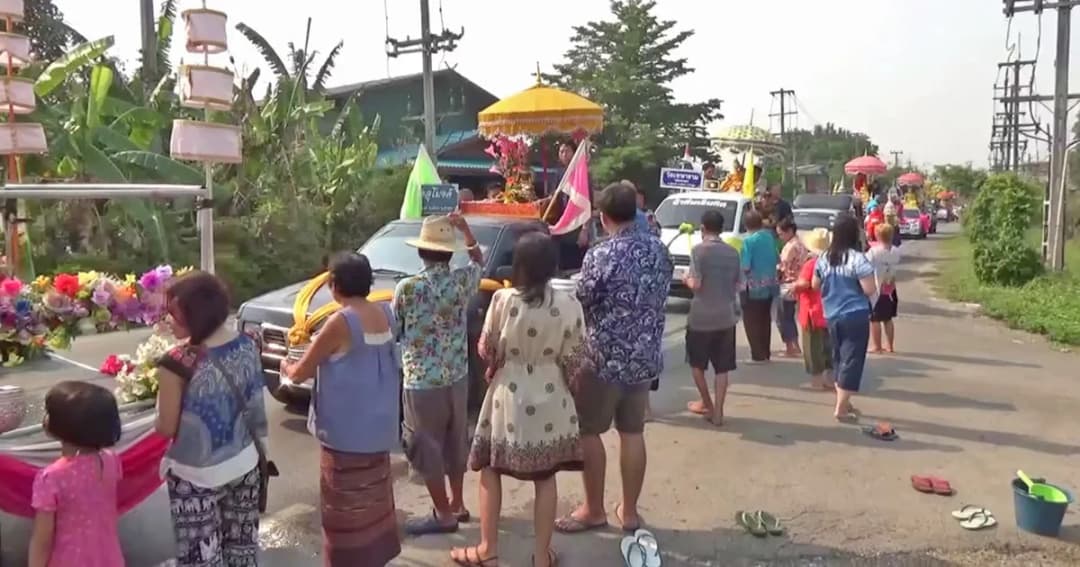 สงกรานต์ลำพูนสุดคึกคัก จัดขบวนแห่พระพุทธรูปศักดิ์สิทธิ์ให้ ปชช.สรงน้ำ