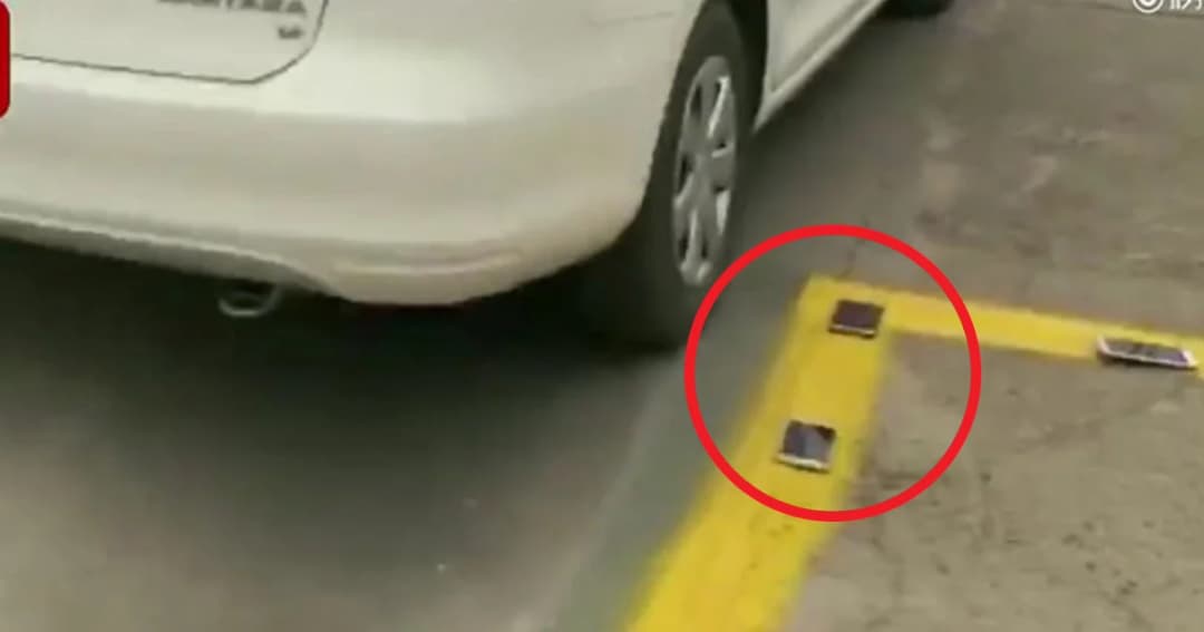 รร.สอนขับรถจีน ให้มือใหม่หัดขับวางมือถือบนพื้น ก่อนฝึกถอยรถเข้าจอด