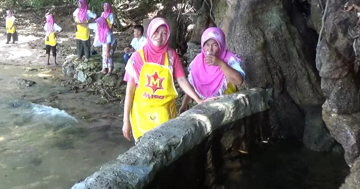 ชาวบ้านพบบ่อน้ำจืดในทะเล จ.ตรัง เผยมีตลอดปีไม่เคยแห้ง