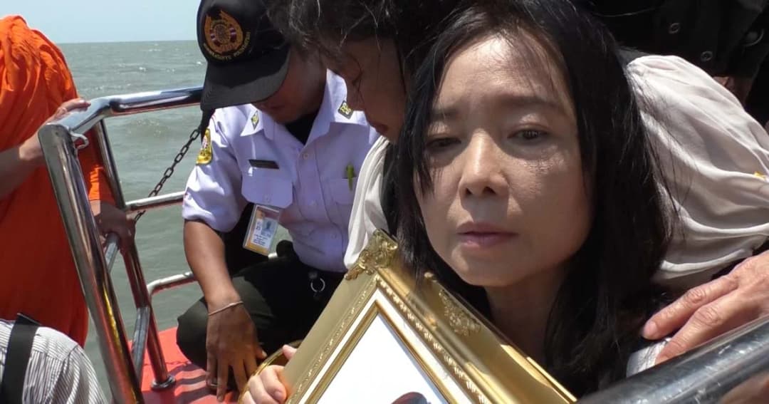 สุดอาลัย ครอบครัวเก็บอัฐิ “น้องอิน” ลอยอังคารวัดช่องลม