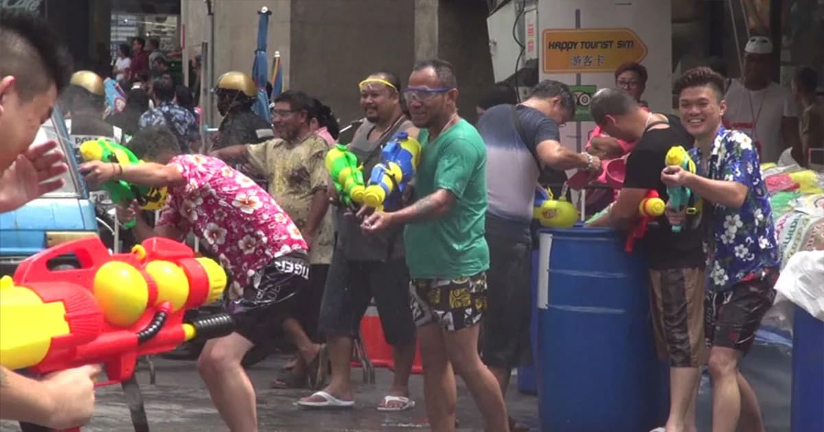 สงกรานต์คึกคัก ! ชาวมาเลเซีย-สิงคโปร์ เข้าสงขลานับหมื่นคน