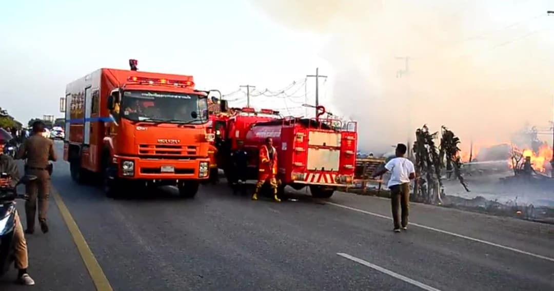 ไฟไหม้โรงไม้เก่าวอด 5 หลัง อลหม่านปิดถนน 347