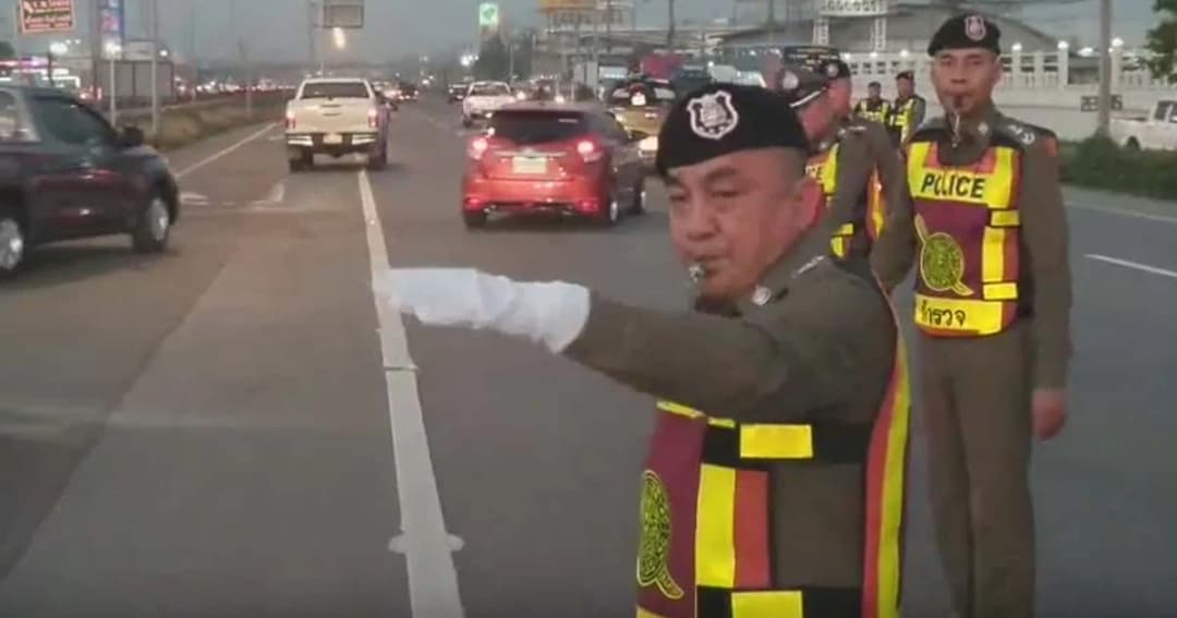 ไม่ค่อยเห็นบ่อย ! รองผบ.ตร. “ศรีวราห์” โบกรถให้คนเดินทางสงกรานต์