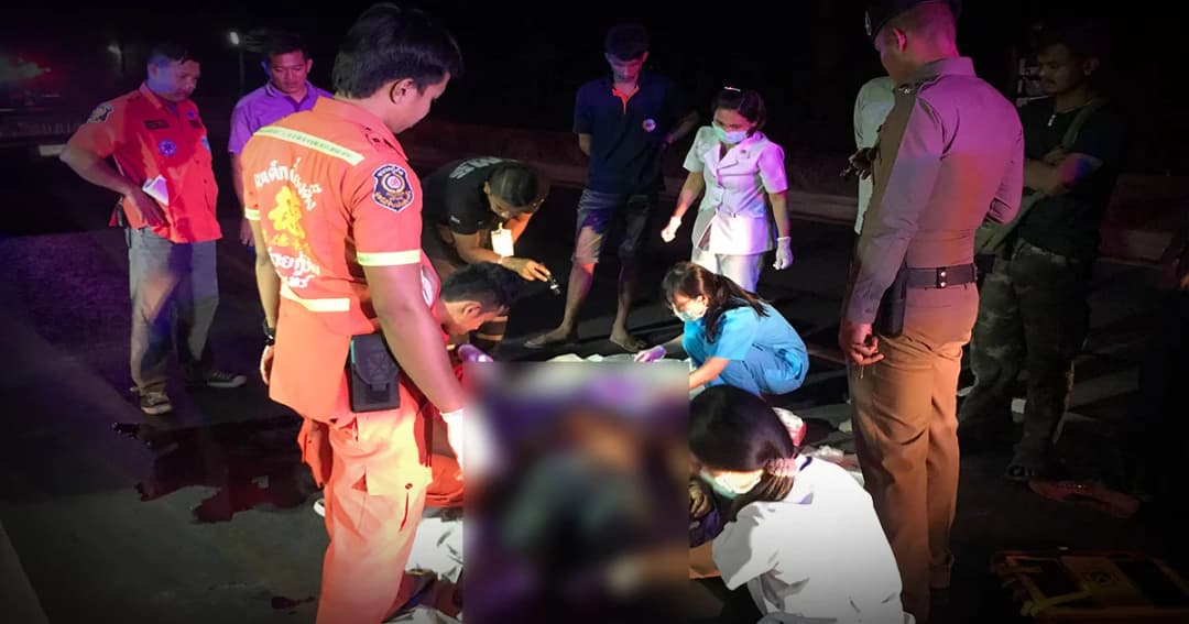 สลด ! คุณพ่อลูกสองเดินข้ามถนน ถูกกระบะขนผักชนดับคาที่