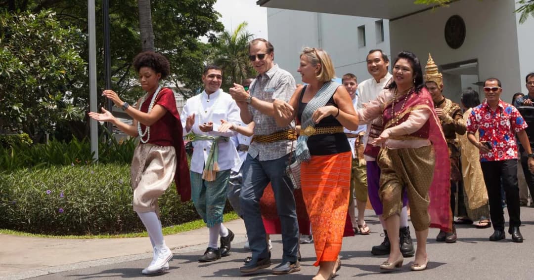 รักษาการ รมต.ตปท.สหรัฐฯ อวยพรวันสงกรานต์ – นาวิกโยธินหนุ่มโชว์ชุดไทย