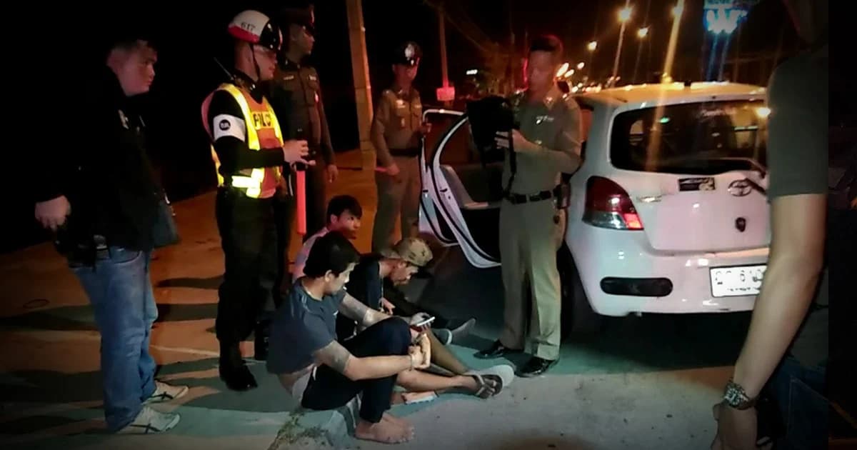 ตั้งด่านตรวจสงกรานต์ ! พบเก๋งขนยาบ้า 30 เม็ด ซุกในกระเป๋าสตางค์